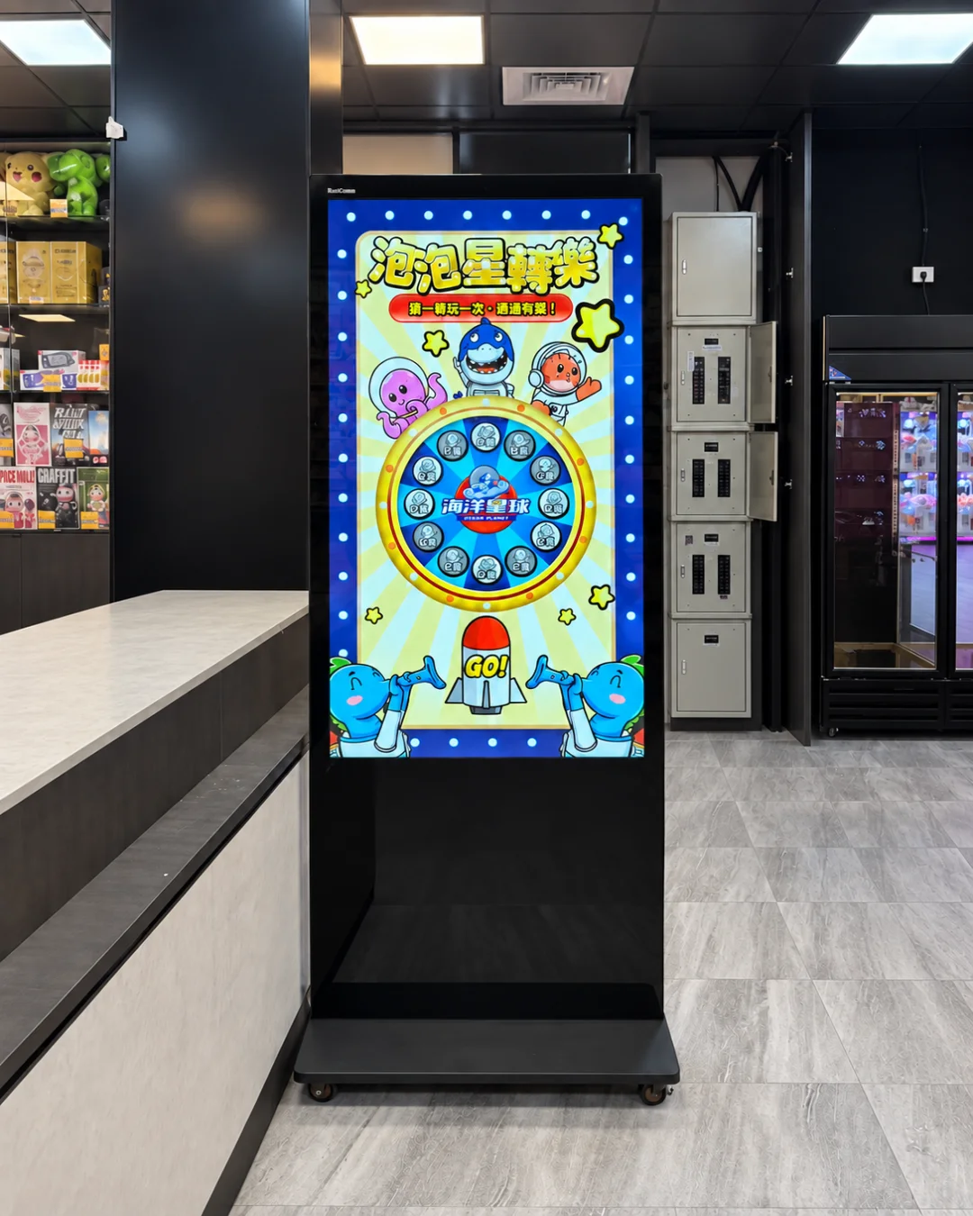 海洋星球龍潭店55吋落地式電子看板｜瑞迪國際