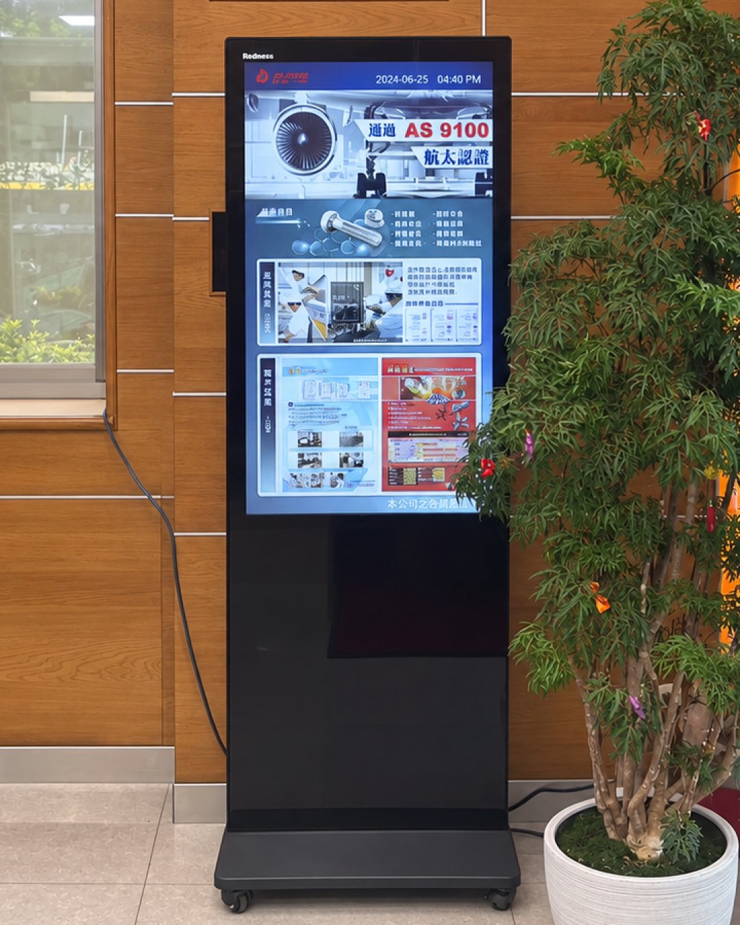 協順國際股份有限公司43吋落地式電子看板｜瑞迪國際